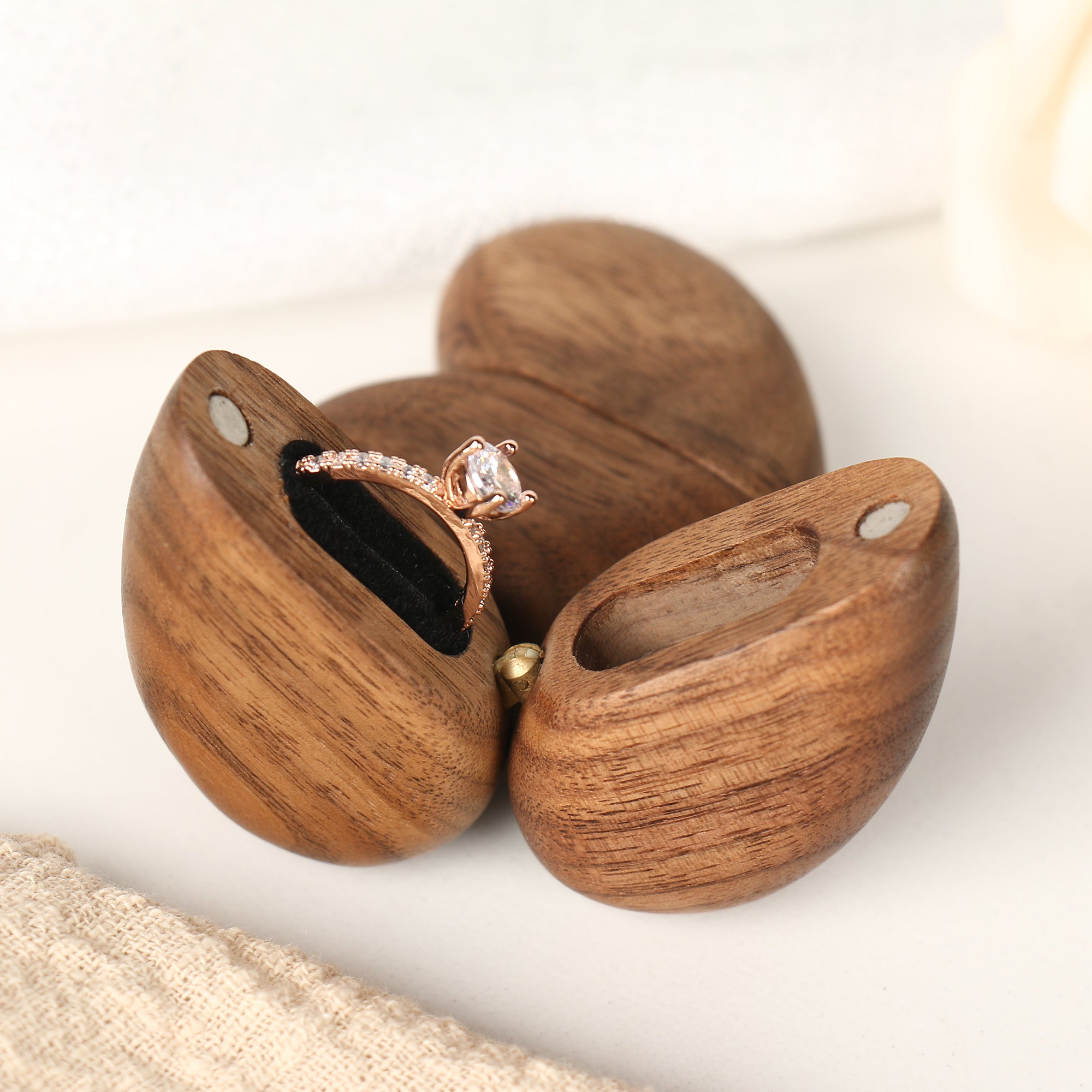 Heart-shaped Ring Box - Single Slot with Magnetic Closure | Compact Proposal & Wedding Gift