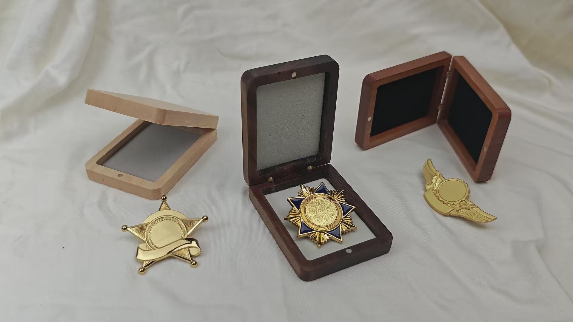 Vintage wooden medal box 360 degree rotation display - flip-open multi-angle showcase