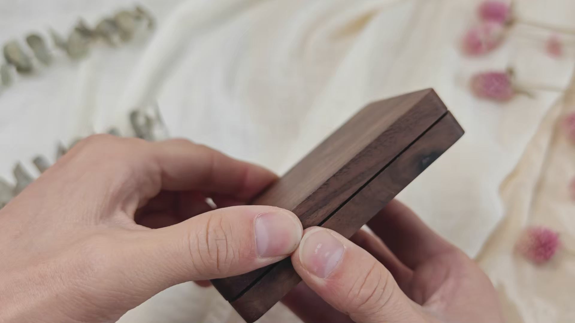 Detailed video of dual swivel cradle slim black walnut wooden ring box, dynamic demonstration of the rotating opening mechanism, multi-angle close-up display of the slim ring box material, craft and double slot structure for wedding rings